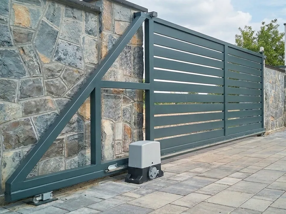 Portail automatique autoportant sans rail au sol installé par FDM 35
