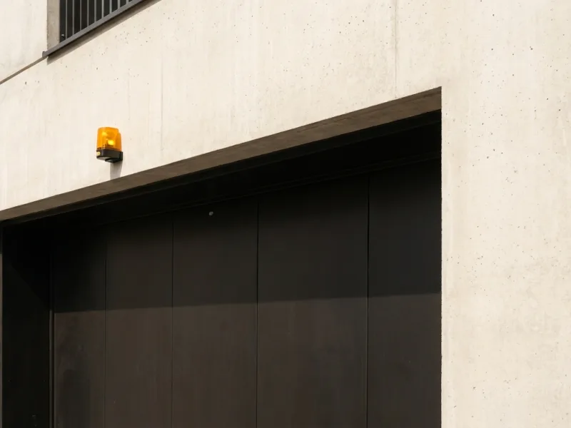 Porte basculante collective installée par FDM 35 en copropriété