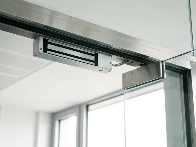 Verrouillage physique par ventouse électromagnétique installé par FDM 35