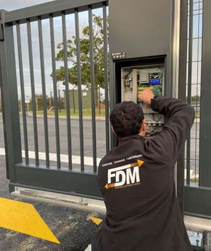 Afin de garantir le bon fonctionnement de vos équipements et de répondre à la réglementation, FDM Portes Automatiques propose des contrats de maintenance modulable suivant vos besoins.