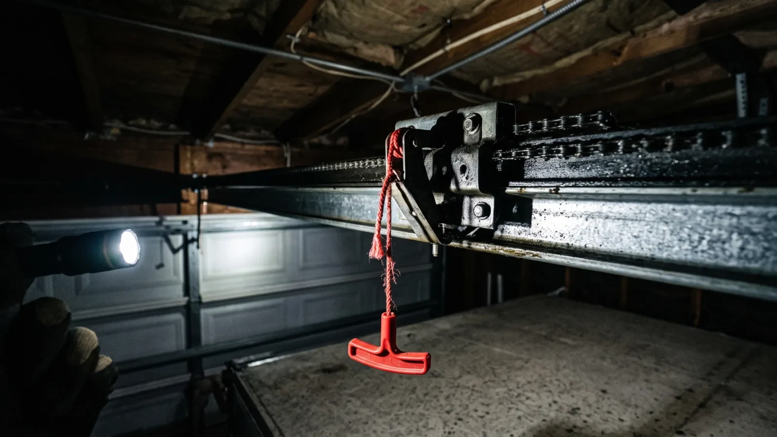 Voiture immobilisée devant une porte de garage électrique fermée dans un parking souterrain de résidence